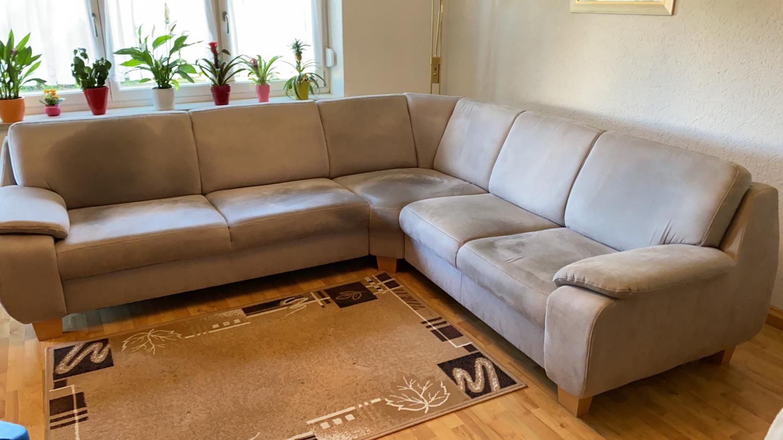 Vorher: Großes Ecksofa · Stoff vor der Reinigung