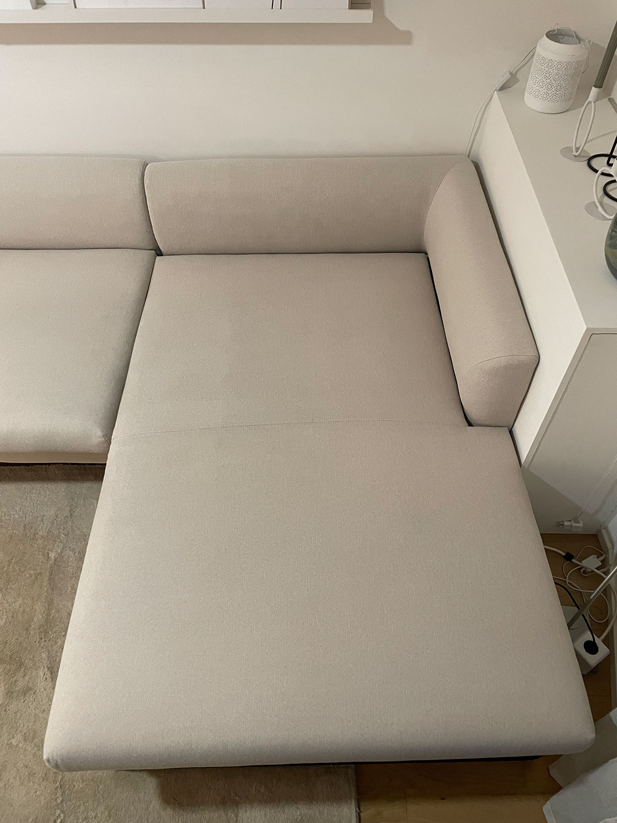 Gereinigtes Stoffsofa nach der Sofa- und Teppichreinigung