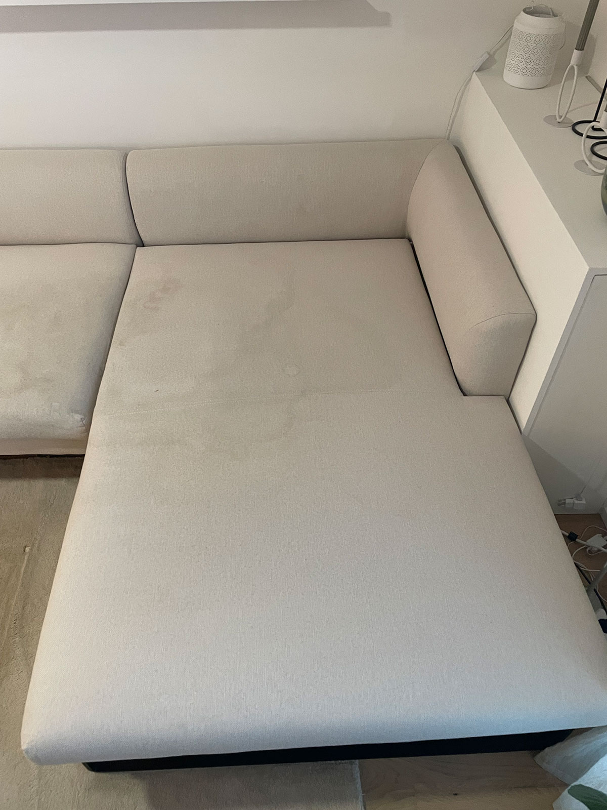 Vorher: Sofa · Stoff vor der Reinigung
