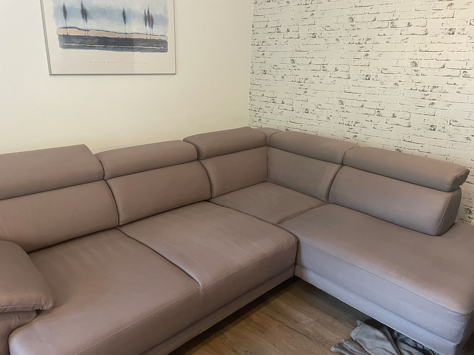 Frisch gereinigtes Ecksofa, Polsterreinigung