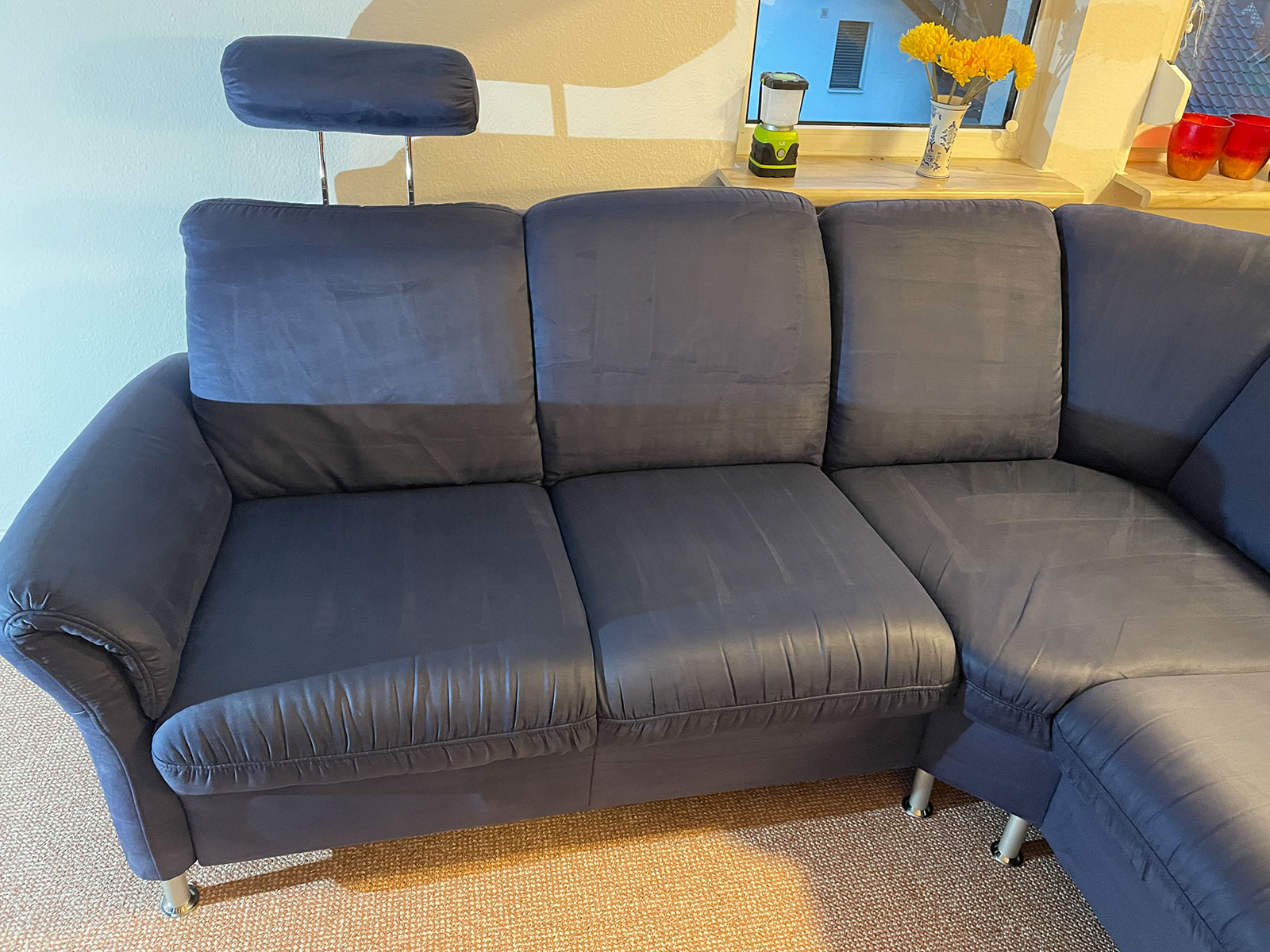Frisch gereinigte Couch nach dem Fasertief-Verfahren