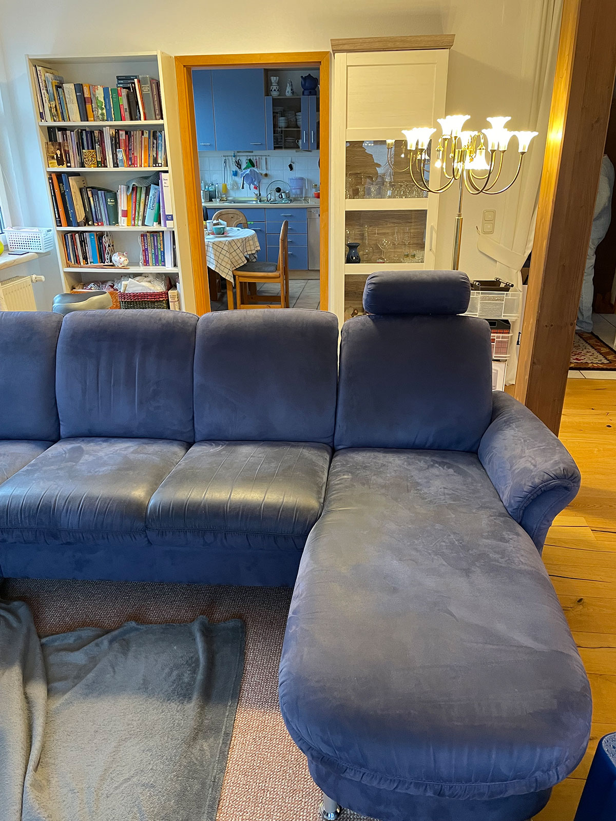 Vorher: Ecksofa · Stoff vor der Reinigung