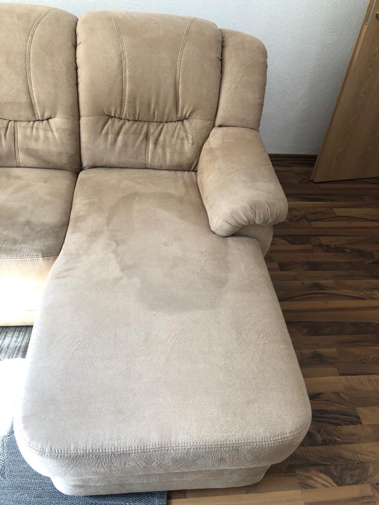 Vorher: Sofa mit Récamiere vor der Reinigung