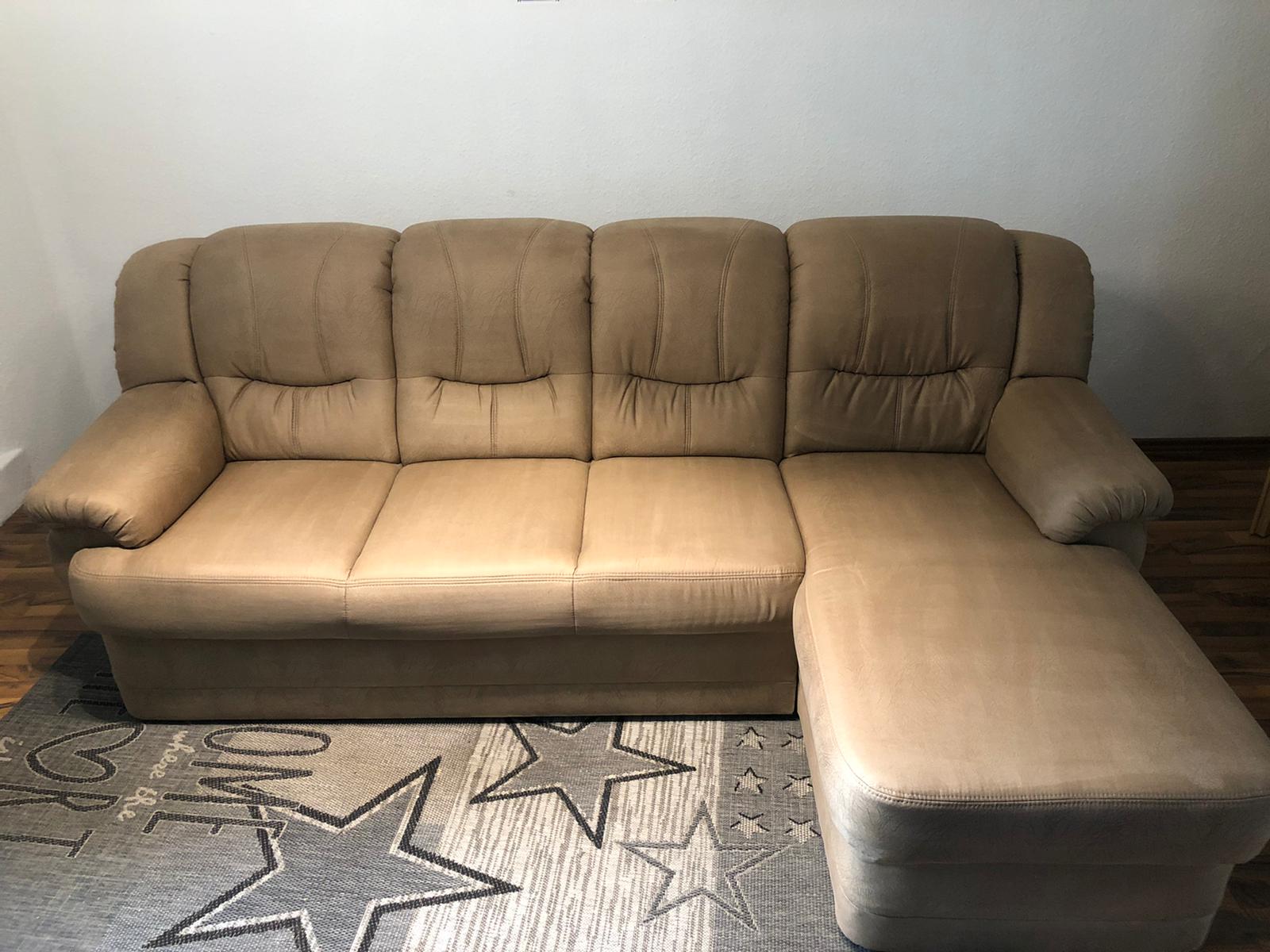 Frisch gereinigte Stoffcouch nach der Couchreinigung