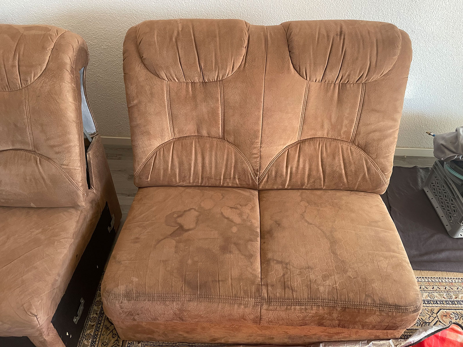 Vorher: Sofa · Velours vor der Reinigung