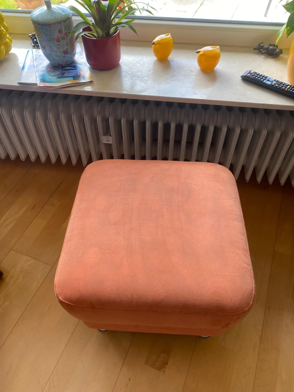 Vorher: Hocker · Mikrofaser vor der Reinigung