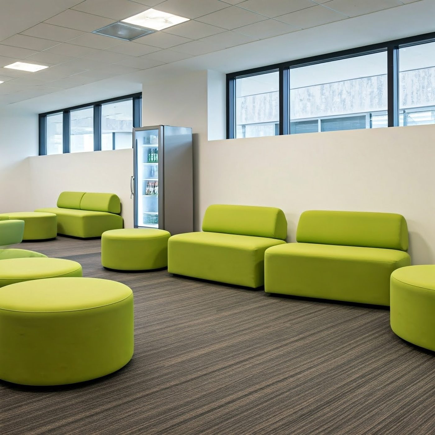 Büro-Lounge mit grünen Polstermöbeln, gewerbliche Polsterreinigung