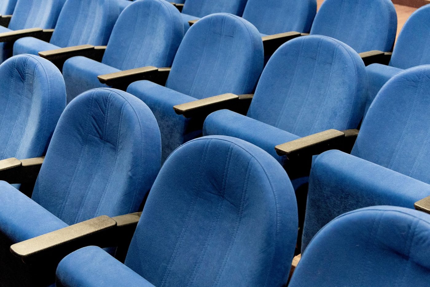 Blaue Kinosessel – Reinigung von Kinobestuhlung
