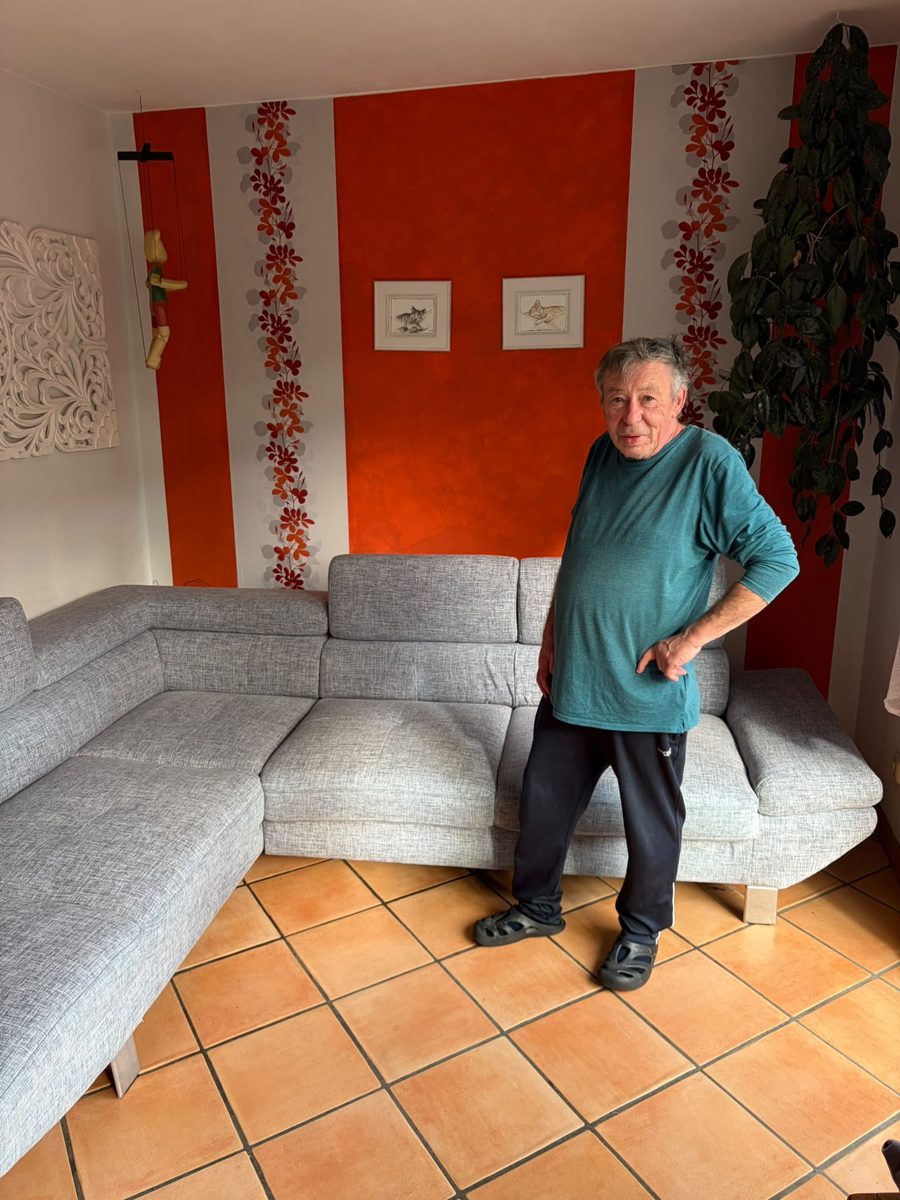 Kunde Hagen vor seinem gereinigten Ecksofa nach der Polsterreinigung