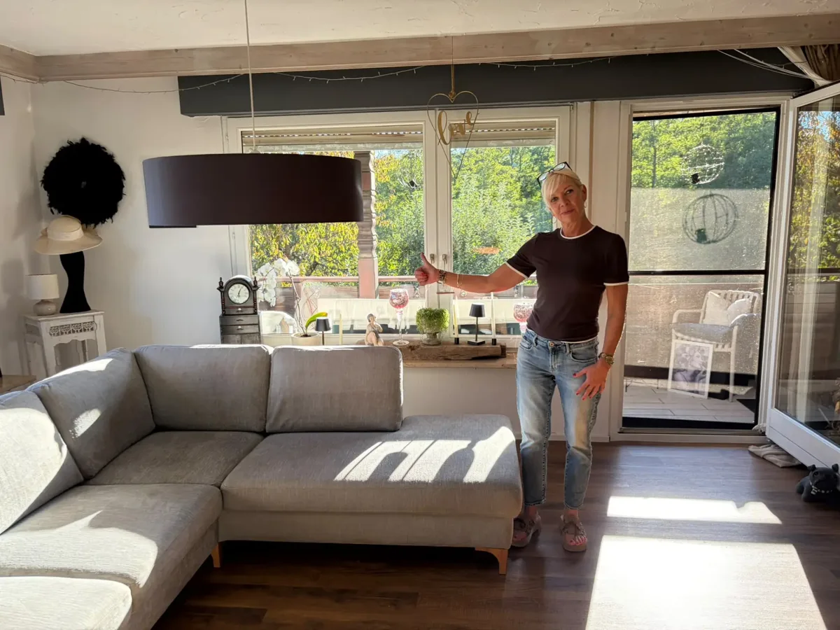 Kundin Peha Gram vor ihrem gereinigten Ecksofa